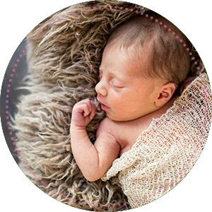 Babyfoto auf braunem Schaffell