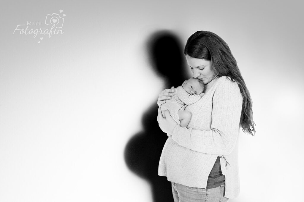 Babybauch-Baby Schwarz weiß Foto