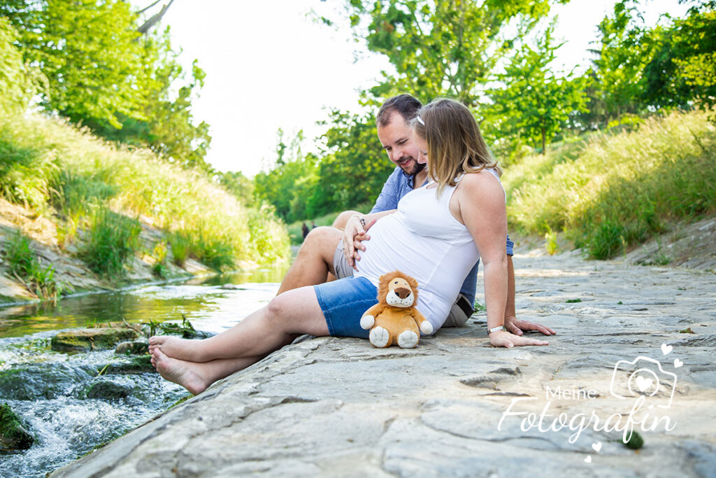 Babybauchfoto am Bach