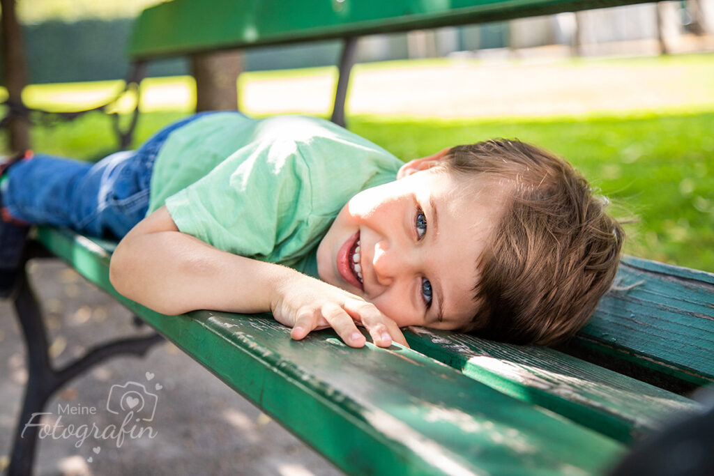 Kinderfoto auf einer Bank