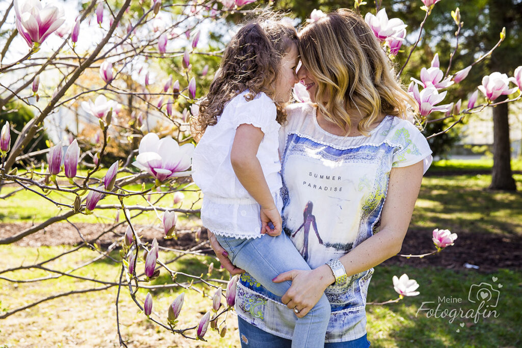 Mama Tochter Foto vor Blumen