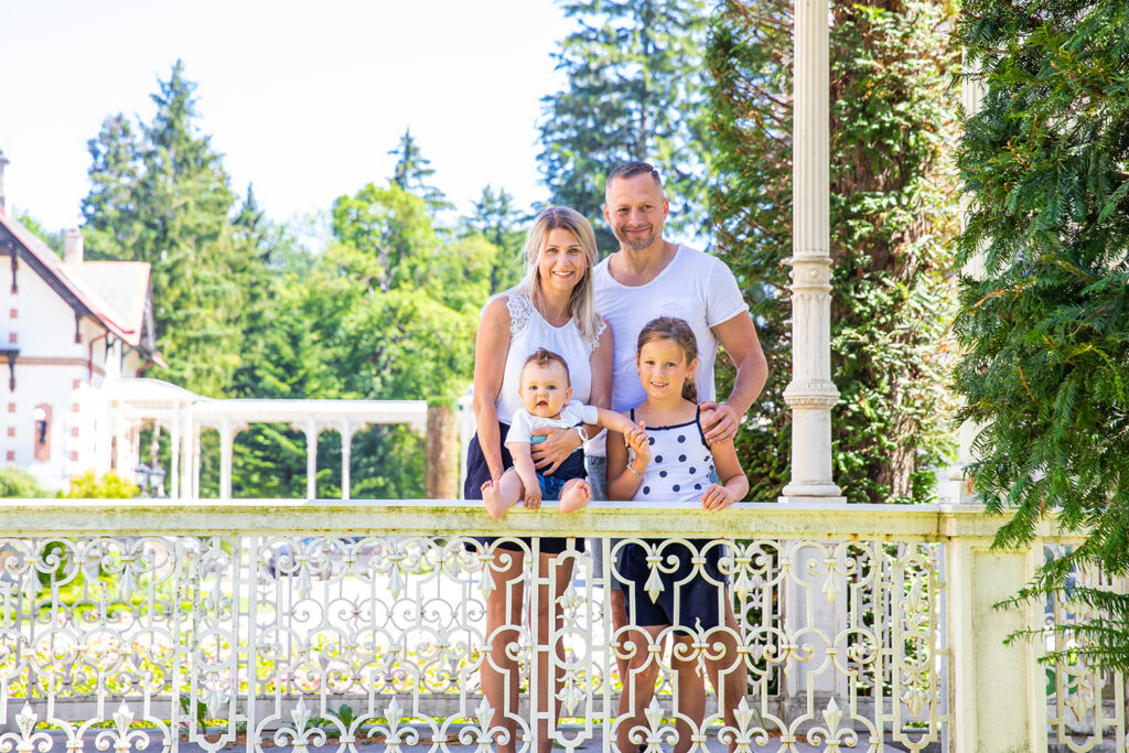 Familienbild auf einer Terrasse
