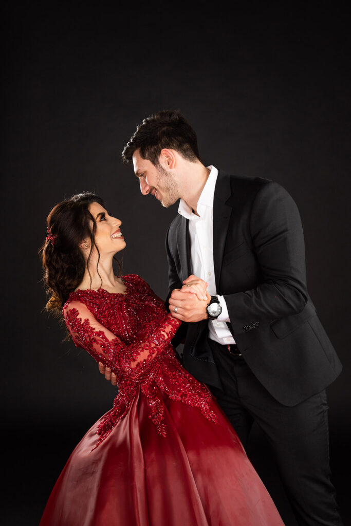 Paarfoto auf schwarzem Hintergrund